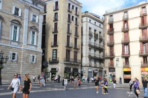 Apartment right in corner of square St Jaume